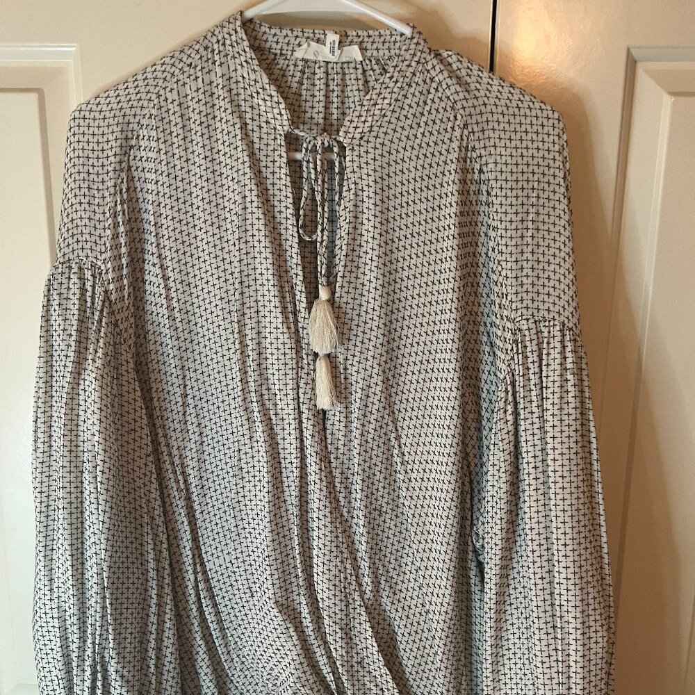 Lou & Grey Creme w/black design Wrap shirt Size Large